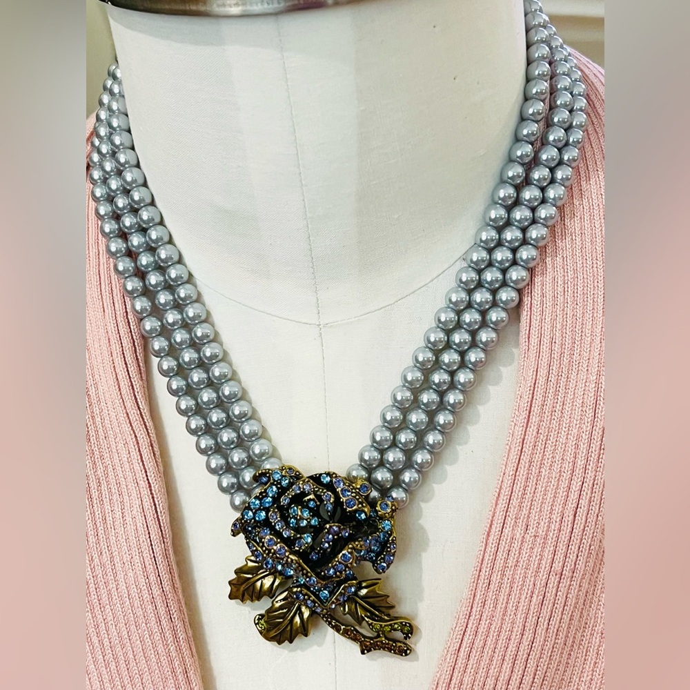 Heidi Daus 🆕 “Rose Elegance" necklace in Heidi black velvet travel bag with tag